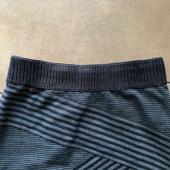 Joseph Ribkoff skirt size 2 - Picture 3 of 4